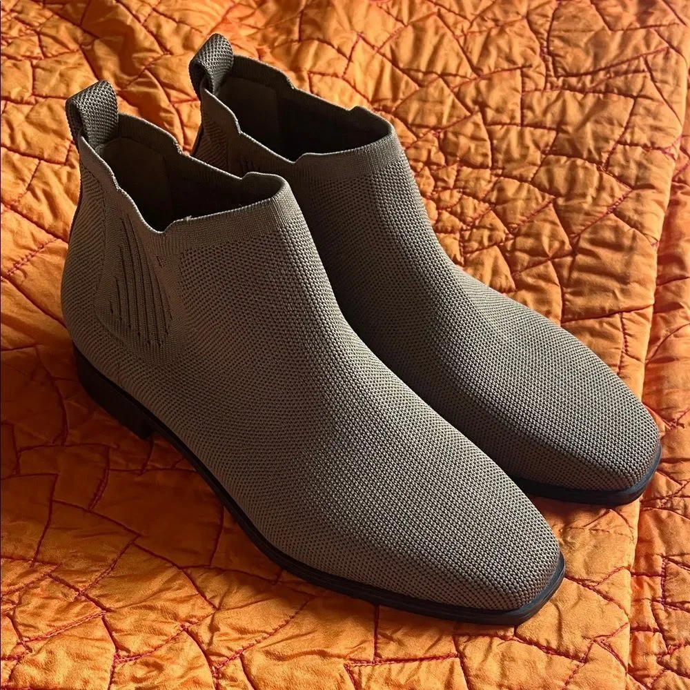 Women’s Slip-On Knit Chelsea Boots in Taupe Brand New 8.5 water repellant